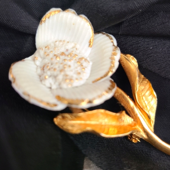 Rare Vintage Gold Tone and Porcelain Flowered Brooch, Signed - Picture 6 of 8